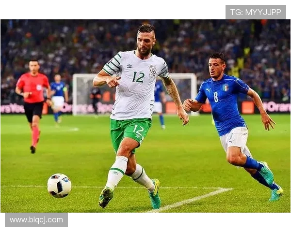 重庆足球队在全国锦标赛积分榜上以81分稳居第一名展现强劲实力